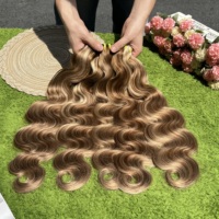 Cheveux brésiliens non traités en gros, ondulés # P4-27 Châtain foncé avec mèches blond miel, mèches de cheveux humains