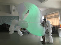 Costume de cheval de marche gonflable à lumière LED colorée Offre Spéciale pour la publicité de Performance de défilé