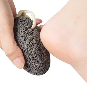 Batu vulkanik menghilangkan kulit mati dari kaki Anda