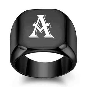 Bague carrée noire en acier inoxydable 18 mm avec lettre A gravée au laser pour homme, bijou cadeau - Product Image 1