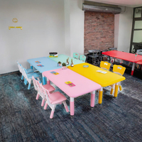 Ensemble table et chaises pour enfants, moderne, écologique, en plastique, sécurisé, avec 4 chaises réglables en hauteur, pour chambre/école