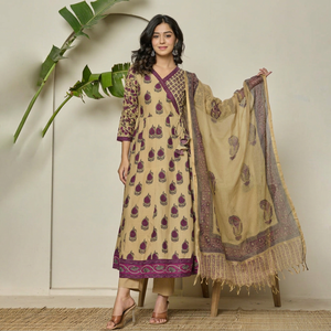 Ensemble de costume Anarkali élégant en coton beige bordeaux 60x60 avec kurta, pantalon et dupatta doux à imprimé traditionnel fait main pour femmes - Product Image 1