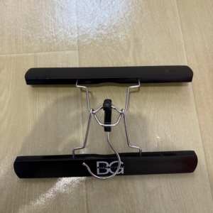 Cintre en <span class=keywords><strong>bois</strong></span> personnalisé avec logo blanc et noir pour extensions de cheveux, pince sur mesure pour vêtements, pantalons et perruques - Product Image 3
