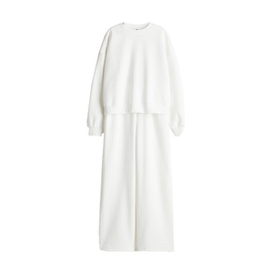 Conjunto de Sudadera y Pantalón para Mujer Silver Peak, Diseñado para una Comodidad Diaria Constante con una Forma Moderna y Refinada - Product Image 1