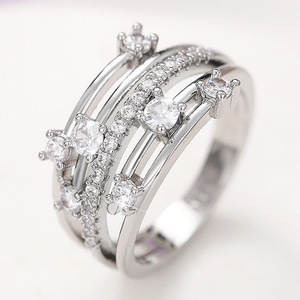 Anello Scintillante con Zirconi Incrociati per Donne, Elegante Gioiello da Dito Geometrico alla Moda - Product Image 1