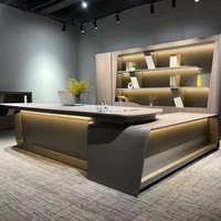 Bureau de direction moderne en forme de L, design de panneau en arc, cadre haut de gamme, luxe léger, accents en acier inoxydable, 2 tiroirs, bureau
