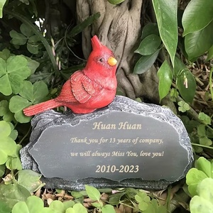 Kırmızı kardinal kuş ile özel Pet anıt plak, bahçe dekor için altın yazı ile gri reçine taş - Product Image 1