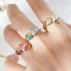 Anillo Toi Et Moi de Oro Sólido de 10K, 14K y 18K con Diamantes Moissanita Redondos y en Forma de Pera de Starsgem - Product Image 4