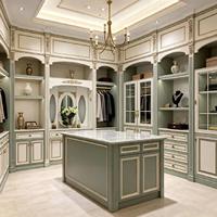 Armoire de luxe sur mesure en bois massif de style français vintage avec portes sculptées dorées, dressing intégré pleine hauteur pour chambre à coucher