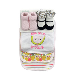 Neuestes Design Neugeborenen-Fütterungszubehör Mädchen Junge Lätzchen 3 Stück und Krabbelsocken für Babys 2 Paar Set für Puppen - Product Image 6