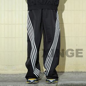 กางเกงวอร์มทรงหลวมคุณภาพสูงแบบสั่งทำพิเศษ ปักลายทาง กางเกงจ็อกเกอร์ผู้ชาย พิมพ์ลายสกรีน กางเกงไนลอนกันลมผู้ชาย - Product Image 1