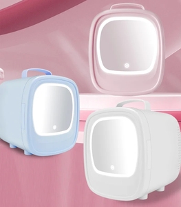 Mini refrigerador portátil <span class=keywords><strong>de</strong></span> belleza y cuidado <span class=keywords><strong>de</strong></span> la piel con luces <span class=keywords><strong>de</strong></span> colores, espejo <span class=keywords><strong>de</strong></span> maquillaje, mini incubadora multiusos para coche - Product Image 1