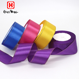 Grosir pita hadiah 100% poliester 38 mm warna Solid pita Satin wajah tunggal dengan potongan emas di kedua sisi hadiah Natal untuk - Product Image 4