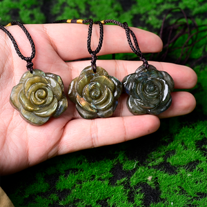 Collier pendentif en labradorite rose sculptée, bijoux bohèmes élégants, idéal pour la Saint-Valentin, pour hommes et femmes - Product Image 3