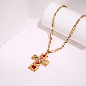 Collana con Ciondolo Versatile da Donna in Acciaio Inossidabile Placcato Oro con Zirconi e Cristalli, Stile Vintage di Alta Gamma - Product Image 3
