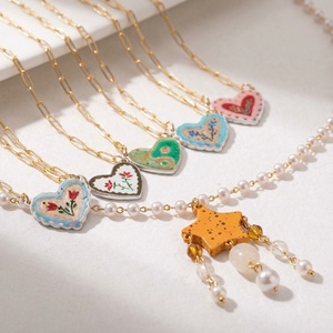 Collar Retro con Diseño de Pez Dorado |   Cadena de Oro de 14K y Colgante de Cerámica, Diseño Nube Oceánica y Corazón - Product Image 1
