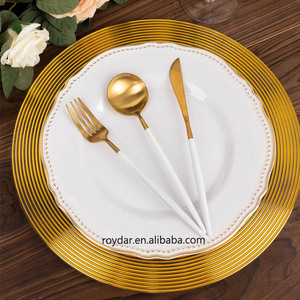 Plato de cena platos de cargador de plástico transparente con borde ondulado dorado plato transparente de boda - Product Image 6