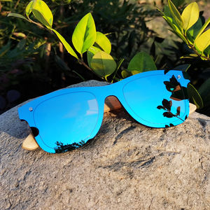 Gafas de Sol de templo de bambú polarizadas respetuosas con el medio ambiente con logotipo personalizado Marco verde/azul Diseño de madera - Product Image 1