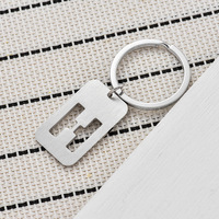 Nouveau porte-clés créatif ajouré en acier inoxydable 26 lettres, pendentif badge brossé, accessoire de sac pour voiture, idéal pour un cadeau