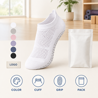 Chaussettes de yoga en maille blanches respirantes avec semelle en silicone, ajustement flexible pour studio, couverture directionnelle, construction à bout plat