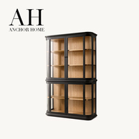 Vitrine haute élégante et moderne en verre noir à 2 portes avec côtés en verre incurvé et bordure d'étagère dorée pour salon, personnalisable OEM