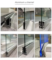 Balustrade d'escalier intérieur au design contemporain avec éclairage LED, garde-corps en verre trempé et profilé en aluminium en U