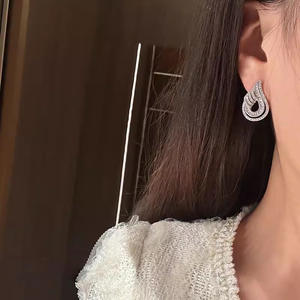 Orecchini E4396 in Oro Bianco con Diamanti Taglio Baguette Colore D Naturali Certificati GIA Gioielli di Lusso da Sposa per Donna - Product Image 5