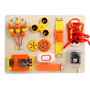 Juguete Educativo de Madera con Temática de Globo Aerostático, Tablero de Actividades con Columnas de Cuentas, Engranajes Giratorios, Caja Musical con Manivela y Juguete de Cordones de Zapatos - Product Image 2