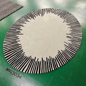 Tapis en laine naturelle de Nouvelle-Zélande fait main, à poils bouclés, à rayures noires et blanches, design moderne minimaliste haut de gamme, personnalisé - Product Image 3