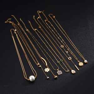 批发简约时尚不锈钢项链女款，雏菊珍珠锆石方形项链不易褪色 - Product Image 1