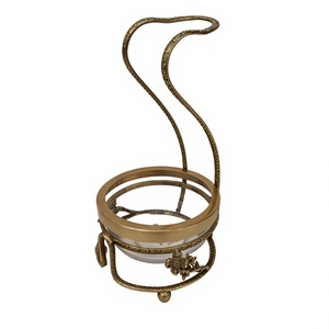 Cette pièce élégante présente une poignée haute et large en laiton, qui ajoute une touche sculpturale au lavabo en verre fonctionnel. - Product Image 1