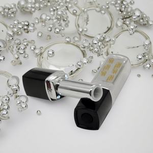 Emballage de rouge à lèvres en plastique moderne, contenants carrés pour baume à lèvres, tubes d'échantillons de rouge à lèvres blancs et dorés - Product Image 1