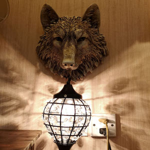 Country Retro Wall Light Bar Cafe Golden Wolf Head Hold Lantern Inn Resina Decorado Tema Restaurante Wolf Lámpara de pared - Product Image 4