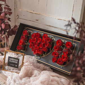 Scatola di Fiori Artificiali all'Ingrosso, Rose di Sapone con Scritta 'Ti Amo' - Product Image 1