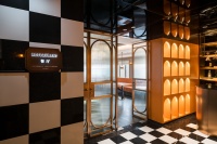 Ensemble de mobilier de restaurant en cuir de luxe avec tabourets de bar, chaises de salle à manger, tables et banquettes pour restaurants et bars haut de gamme