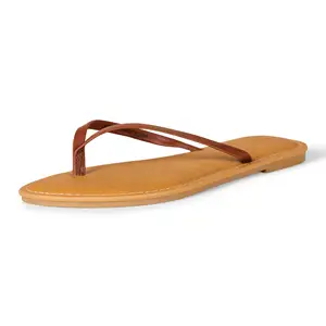 Yaz aylarında plaj terlikleri giyen kadınlar için yeni moda flip flop toptan basit kadın düz dipli sandalet