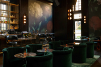Ensemble de table et de chaises de salle à manger de restaurant d'hôtel contemporain de luxe, banc en cuir