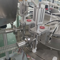 Machine de remplissage et de bouchage de poches souples avec alimentation par trémie optionnelle pour matériaux pâteux et remplissage servo-assisté