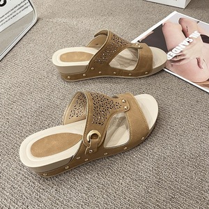 Nouvelles sandales compensées kaki pour femme 2026, avec boucle métallique, motif floral ajouré, rivets et plateforme à bout ouvert - Product Image 1