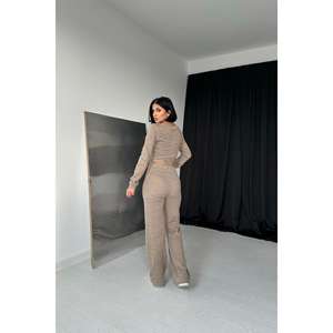 Conjunto de Punto Beige Otoño/Invierno al por Mayor, Ajuste Holgado, Lana con Cuello Halter, Patrón Bordado y Diseño Estampado - Product Image 1