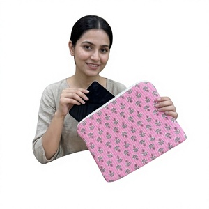Funda acolchada para portátil de algodón de diseño, hecha a mano con tela floral, funda protectora con cremallera para portátil, para uso diario. - Product Image 1
