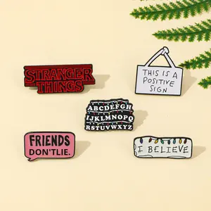Beliebtes Stranger Things Metall-Abzeichen Fantasy-Abenteuer-Film Englischer Text Soft-Emaille-Anstecknadel - Product Image 3
