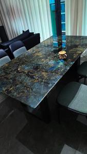 Marbre de jade bleu pour salle de bain de luxe Texture de cristal de ton de mer profonde apportant la tranquillité de la nature dans les espaces domestiques - Product Image 3