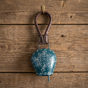 Campana Metálica Hecha a Mano para Colgar en la Pared, Decoración Azul con Patrón Blanco, Estilo Tradicional, Decoración Navideña para Interiores - Product Image 2