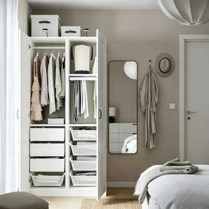 <span class=keywords><strong>Armoire</strong></span> scandinave minimaliste blanche BALOM à deux portes avec tringle de suspension intérieure, tiroirs et paniers de rangement tissés - Product Image 1