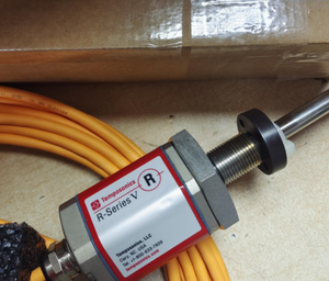 Capteur de déplacement linéaire TEMPOSONICS série R, modèle RH5MA4300M01H101A101, montage magnétique en acier moulé, joint FKM argenté - Product Image 3