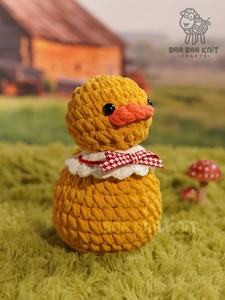 Peluche BaaBaaKnit Little Duck Doll, adorable canard jaune, crochetée à la main avec rembourrage en coton PP et tissu - Product Image 2