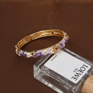 Bracelet à breloques superposées pour femme, style vintage, en laiton plaqué or, avec pétale en émail coloré à effet goutte d'huile, au design délicat et frais - Product Image 2