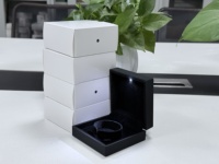 Boîte à bijoux LED carrée, étui à collier, petit emballage pour diamants avec logo personnalisé