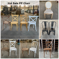 Chaise de salle à manger ZKAI en PP imitation bois marron à dossier croisé pour mariages, banquets, événements et réceptions hôtelières